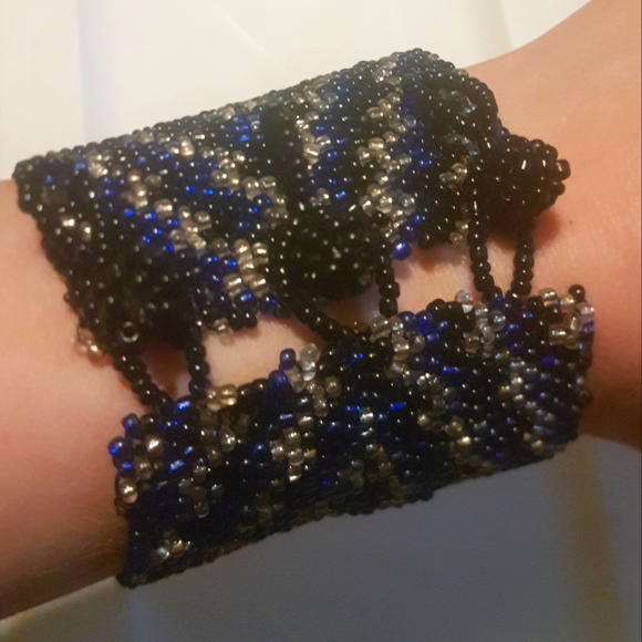 💙 Trippy Ripple Glass Beaded Bracelet - Picture 9 of 10